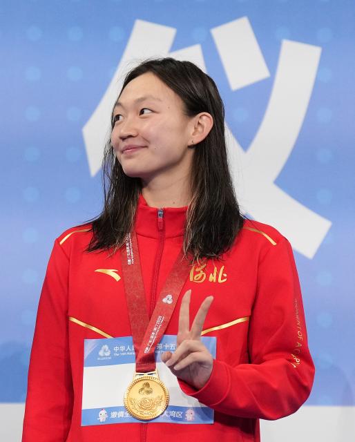 (251112) -- SHENZHEN, Nov. 12, 2025 (Xinhua) -- Gold medalist Li Bingjie of Hebei poses during the awarding ceremony for the women's 1500m freestyle of swimming at China's 15th National Games in Shenzhen, south China's Guangdong Province, Nov. 12, 2025. (Xinhua/Xue Yuge)