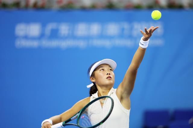(251112) -- HENGQIN, Nov. 12, 2025 (Xinhua) -- Wei Zhangqian of Hubei serves to Shi Han of Beijing during the junior women's team final of tennis between Beijing and Hubei at China's 15th National Games in Hengqin, south China's Guangdong Province, Nov. 12, 2025. (Xinhua/Zhang Chenlin)