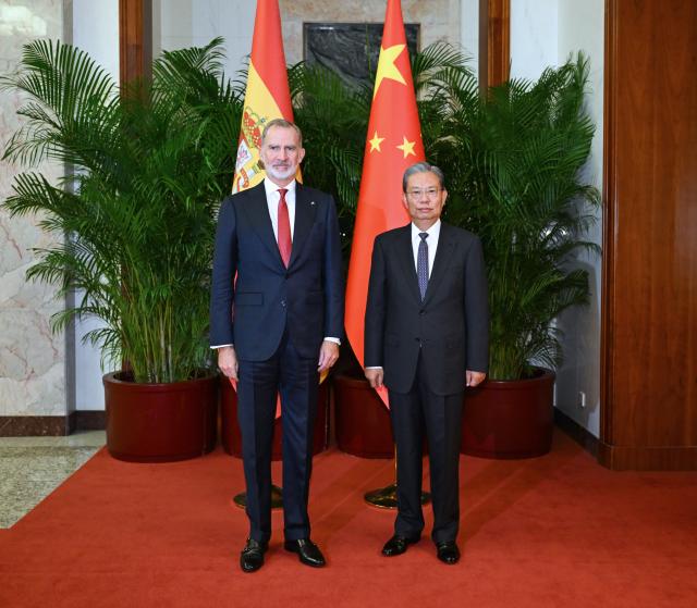 (251112) -- BEIJING, Nov. 12, 2025 (Xinhua) -- Zhao Leji, chairman of China's National People's Congress Standing Committee, meets with King Felipe VI of Spain in Beijing, capital of China, Nov. 12, 2025. (Xinhua/Rao Aimin)