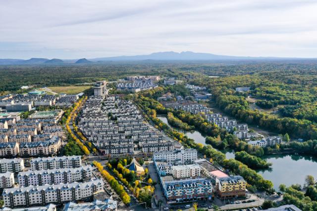 (251112) -- BEIJING, Nov. 12, 2025 (Xinhua) -- An aerial drone photo taken on Sept. 27, 2025 shows a view of Erdaobeihe Township in Antu County, northeast China's Jilin Province. The G331 national highway, with a total length of 9,333 kilometers from Dandong City of northeast China's Liaoning Province to Altay of northwest China's Xinjiang Uygur Autonomous Region, is the second longest national highway in China. It spans six provinces and autonomous regions in northeast, north and northwest China, and is hailed as the "most beautiful border road".
   This highway connects numerous villages and scenic spots in the sections of Liaoning and Jilin provinces, and brings vitality and development to these places. (Xinhua/Zhang Nan)