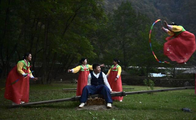 (251112) -- BEIJING, Nov. 12, 2025 (Xinhua) -- Villagers of Korean ethnic group perform seesaw jumping at a korean folk village in Dandong City, northeast China's Liaoning Province, Oct. 12, 2025. The G331 national highway, with a total length of 9,333 kilometers from Dandong City of northeast China's Liaoning Province to Altay of northwest China's Xinjiang Uygur Autonomous Region, is the second longest national highway in China. It spans six provinces and autonomous regions in northeast, north and northwest China, and is hailed as the "most beautiful border road".
   This highway connects numerous villages and scenic spots in the sections of Liaoning and Jilin provinces, and brings vitality and development to these places. (Xinhua/Wu Qinghao)