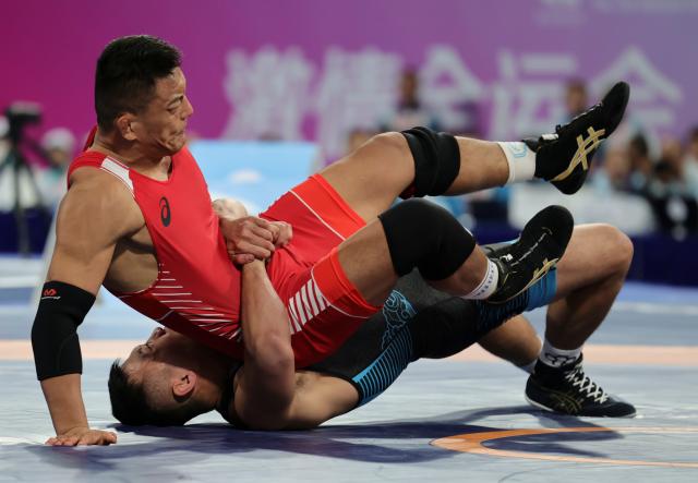 (251112) -- QINGYUAN, Nov. 12, 2025 (Xinhua) -- Li Peilong (bottom) of Hebei competes against Bi Shengfeng of Shandong during the men's freestyle 86kg final of wrestling at China's 15th National Games in Qingyuan, south China's Guangdong Province, Nov. 12, 2025. (Xinhua/Li Ran)