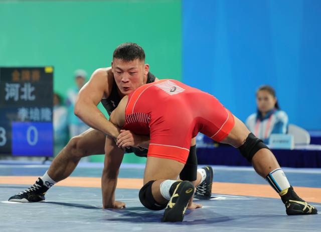 (251112) -- QINGYUAN, Nov. 12, 2025 (Xinhua) -- Li Peilong (L) of Hebei competes against Bi Shengfeng of Shandong during the men's freestyle 86kg final of wrestling at China's 15th National Games in Qingyuan, south China's Guangdong Province, Nov. 12, 2025. (Xinhua/Li Ran)