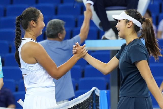(251112) -- HENGQIN, Nov. 12, 2025 (Xinhua) -- Shao Yushan (L) of Beijing greets Geng Xinle of Hubei during the junior women's team final of tennis between Beijing and Hubei at China's 15th National Games in Hengqin, south China's Guangdong Province, Nov. 12, 2025. (Xinhua/Yan Linyun)