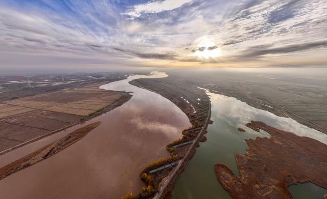 (251112) -- SHIZUISHAN, Nov. 12, 2025 (Xinhua) -- An aerial drone photo taken on Nov. 11, 2025 shows the Yellow River and the Tianhewan National Wetland Park (R) in Pingluo County of Shizuishan, northwest China's Ningxia Hui Autonomous Region.
  Located in Pingluo County of Ningxia and adjacent to the Yellow River, the Tianhewan National Wetland Park serves as an important ecological barrier in the Yellow River Basin. 
   Pingluo County has stepped up its efforts to protect the Yellow River Wetland in recent years, pushing ahead with ecological restoration and governance of the wetland. It has woven an ecological protection network to safeguard the home of migratory birds through intelligent monitoring platforms as well as patrols by professionals.
   Thanks to continuous improvement in its ecological environment, the park has turned into a paradise for migratory birds. (Xinhua/Yang Zhisen)