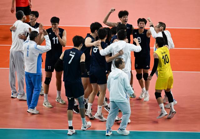 (251112) -- GUANGZHOU, Nov. 12, 2025 (Xinhua) -- Team Zhejiang celebrate after the volleyball men's U20 final between Zhejiang and Jiangsu at China's 15th National Games in Guangzhou, south China's Guangdong Province, Nov. 12, 2025. (Xinhua/Zhou Mu)