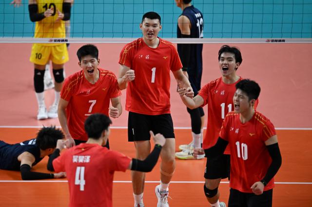 (251112) -- GUANGZHOU, Nov. 12, 2025 (Xinhua) -- Players of Jiangsu celebrate after scoring during the volleyball men's U20 final between Zhejiang and Jiangsu at China's 15th National Games in Guangzhou, south China's Guangdong Province, Nov. 12, 2025. (Xinhua/Zhou Mu)