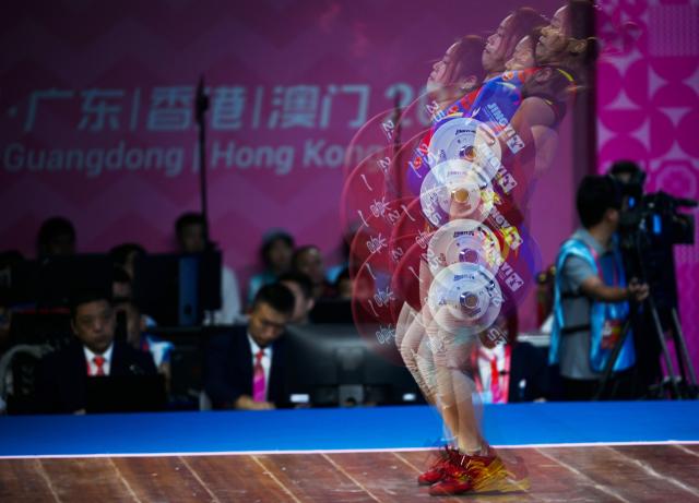 (251112) -- DONGGUAN, Nov. 12, 2025 (Xinhua) -- This multiple exposure photo shows Pan Zhixin of Guangdong competing in clean and jerk during the weightlifting women's 71kg final at China's 15th National Games in Dongguan, south China's Guangdong Province, Nov. 12, 2025. (Xinhua/Yang Chenguang)