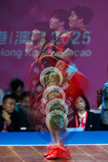 (251112) -- DONGGUAN, Nov. 12, 2025 (Xinhua) -- This multiple exposure photo shows He Renxiu of Fujian competing in clean and jerk during the weightlifting women's 71kg final at China's 15th National Games in Dongguan, south China's Guangdong Province, Nov. 12, 2025. (Xinhua/Yang Chenguang)