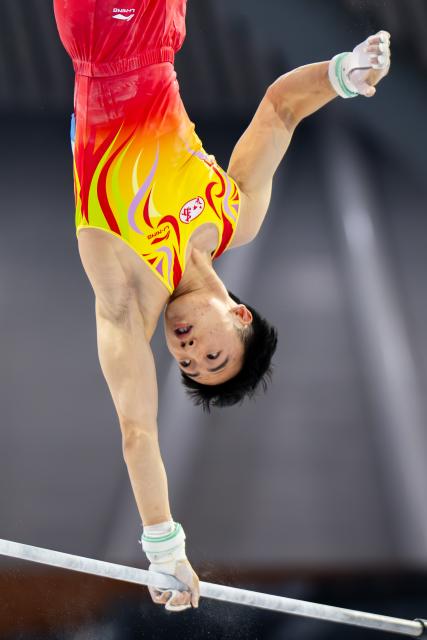 (251112) -- ZHAOQING, Nov. 12, 2025 (Xinhua) -- Tang Qi of Jiangsu competes in horizontal bar during the artistic gymnastics men's team final at China's 15th National Games in Zhaoqing, south China's Guangdong Province, Nov. 12, 2025. (Xinhua/Du Zixuan)