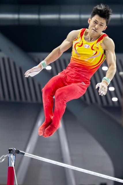 (251112) -- ZHAOQING, Nov. 12, 2025 (Xinhua) -- Shi Cong of Jiangsu competes in horizontal bar during the artistic gymnastics men's team final at China's 15th National Games in Zhaoqing, south China's Guangdong Province, Nov. 12, 2025. (Xinhua/Du Zixuan)