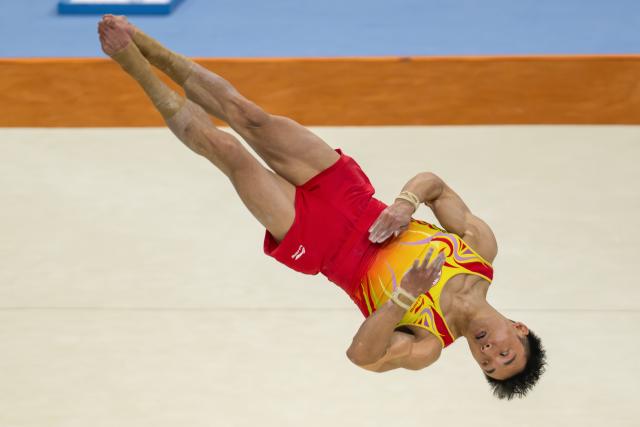 (251112) -- ZHAOQING, Nov. 12, 2025 (Xinhua) -- Sun Wei of Jiangsu competes in floor exercise during the artistic gymnastics men's team final at China's 15th National Games in Zhaoqing, south China's Guangdong Province, Nov. 12, 2025. (Xinhua/Du Zixuan)