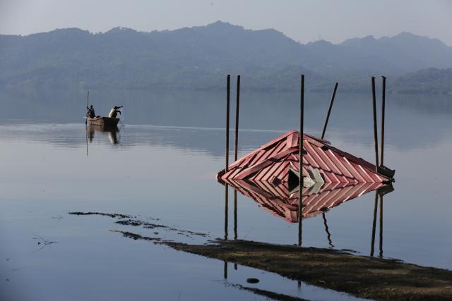 (251112) -- NEW DELHI, Nov. 12, 2025 (Xinhua) -- Fishermen cast their fishing net in Phangota Lake, in Pathankot district of India's northern Punjab state, Nov. 12, 2025. (Str/Xinhua)