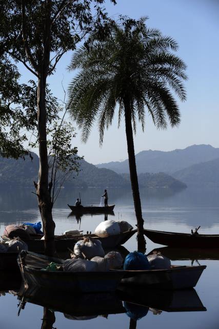(251112) -- NEW DELHI, Nov. 12, 2025 (Xinhua) -- Fishermen cast their fishing net in Phangota Lake, in Pathankot district of India's northern Punjab state, Nov. 12, 2025. (Str/Xinhua)