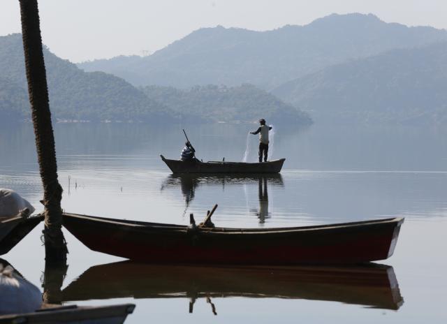 (251112) -- NEW DELHI, Nov. 12, 2025 (Xinhua) -- Fishermen cast their fishing net in Phangota Lake, in Pathankot district of India's northern Punjab state, Nov. 12, 2025. (Str/Xinhua)