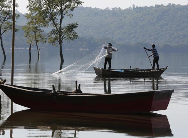 (251112) -- NEW DELHI, Nov. 12, 2025 (Xinhua) -- Fishermen cast their fishing net in Phangota Lake, in Pathankot district of India's northern Punjab state, Nov. 12, 2025. (Str/Xinhua)