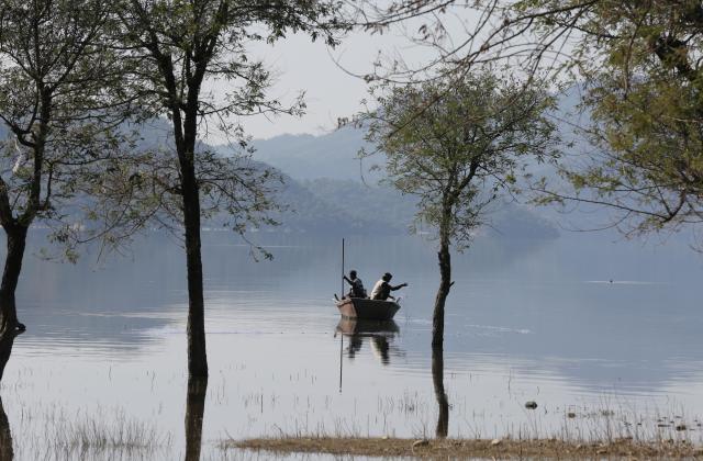 (251112) -- NEW DELHI, Nov. 12, 2025 (Xinhua) -- Fishermen cast their fishing net in Phangota Lake, in Pathankot district of India's northern Punjab state, Nov. 12, 2025. (Str/Xinhua)