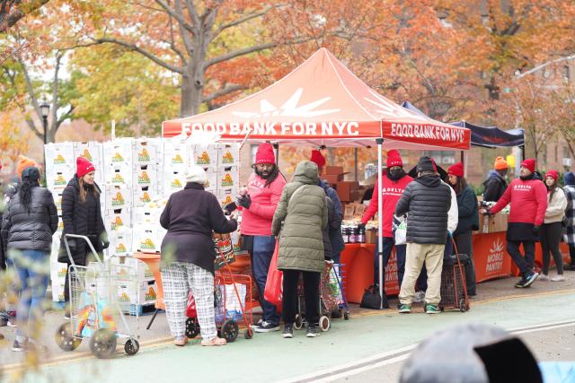 (251112) -- NEW YORK, Nov. 12, 2025 (Xinhua) -- People get free food items at a distribution station in New York, the United States, on Nov. 12, 2025. People received free food items from a distribution station of the Food Bank for New York city on Wednesday. (Xinhua/Zhang Fengguo)