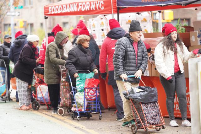 (251112) -- NEW YORK, Nov. 12, 2025 (Xinhua) -- People get free food items at a distribution station in New York, the United States, on Nov. 12, 2025. People received free food items from a distribution station of the Food Bank for New York city on Wednesday. (Xinhua/Zhang Fengguo)