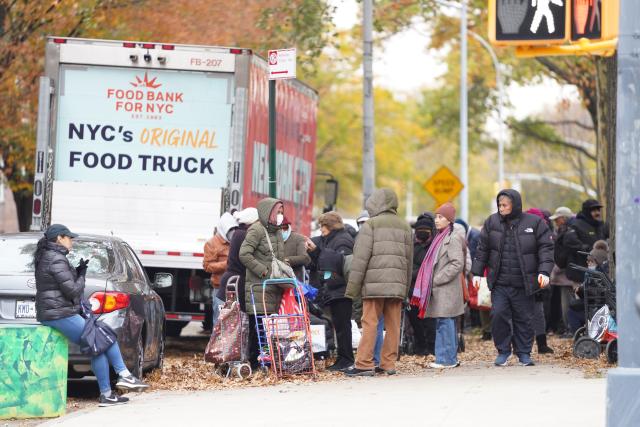 (251112) -- NEW YORK, Nov. 12, 2025 (Xinhua) -- People line up to get free food items at a distribution station in New York, the United States, on Nov. 12, 2025. People received free food items from a distribution station of the Food Bank for New York city on Wednesday. (Xinhua/Zhang Fengguo)