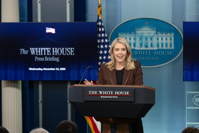 (251112) -- WASHINGTON, Nov. 12, 2025 (Xinhua) -- White House Press Secretary Karoline Leavitt speaks during a press briefing at the White House in Washington, D.C., the United States, Nov. 12, 2025. (Xinhua/Hu Yousong)