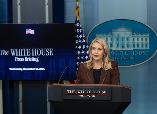 (251112) -- WASHINGTON, Nov. 12, 2025 (Xinhua) -- White House Press Secretary Karoline Leavitt speaks during a press briefing at the White House in Washington, D.C., the United States, Nov. 12, 2025. (Xinhua/Hu Yousong)