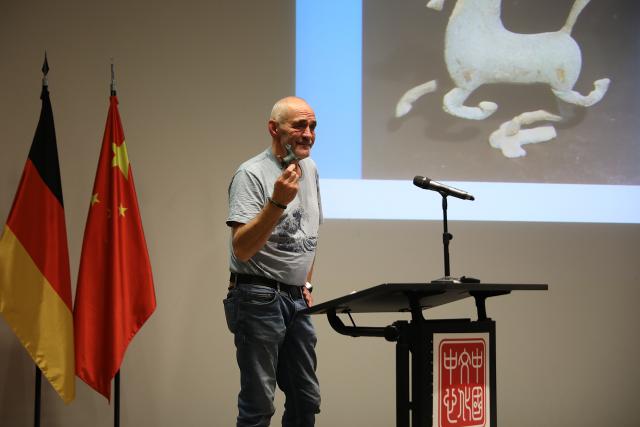 (251112) -- BERLIN, Nov. 12, 2025 (Xinhua) -- German tourism veteran Heinrich Kriwet shares his travel experiences in northwest China's Gansu Province at a cultural and tourism promotion event in Berlin, Germany, Nov. 11, 2025. TO GO WITH "Feature: Bridging China, Germany through journeys on Silk Road" (Xinhua/Du Zheyu)