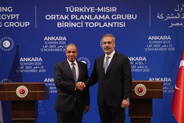 (251112) -- ANKARA, Nov. 12, 2025 (Xinhua) -- Turkish Foreign Minister Hakan Fidan (R) shakes hands with visiting Egyptian Foreign Minister Badr Abdelatty at a joint press conference in Ankara, Türkiye, Nov. 12, 2025. (Mustafa Kaya/Handout via Xinhua)