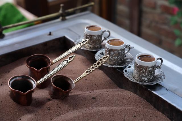 (251113) -- ANKARA, Nov. 13, 2025 (Xinhua) -- This photo taken on Nov. 12, 2025 shows the Turkish coffee being brewed with hot sand in Ankara, Türkiye.
  The brewing process of Turkish sand coffee involves little coffee pots nestling in a bed of hot sand. (Mustafa Kaya/Handout via Xinhua)