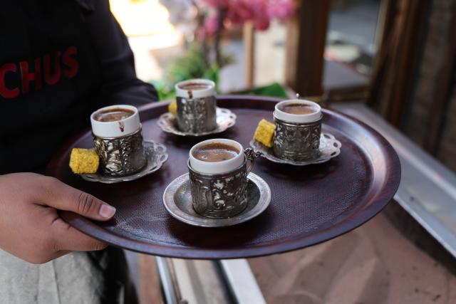 (251113) -- ANKARA, Nov. 13, 2025 (Xinhua) -- This photo taken on Nov. 12, 2025 shows the sand-brewed coffee served in small cups in Ankara, Türkiye. The brewing process of Turkish sand coffee involves little coffee pots nestling in a bed of hot sand. (Mustafa Kaya/Handout via Xinhua)
