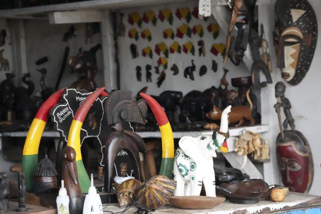 (251113) -- CONAKRY, Nov. 13, 2025 (Xinhua) -- This photo taken on Nov. 10, 2025 shows a handicraft shop in Conakry, Guinea.
  Located on the southwestern coast of Guinea, Conakry is the country's political, economic, and cultural center, as well as a major transportation hub. (Xinhua/Zhang Jian)