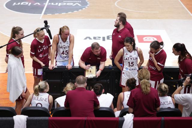 (251113) -- LJUBLJANA, Nov. 13, 2025 (Xinhua) -- The main coach of Latvia, Matiss Rozlapa, instructs the players during the FIBA Women's EuroBasket 2027 Qualifiers match between Slovenia and Latvia in Ljubljana, Slovenia, Nov. 12, 2025. (Photo by Zeljko Stevanic/Xinhua)