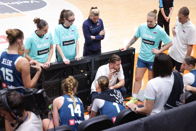 (251113) -- LJUBLJANA, Nov. 13, 2025 (Xinhua) -- The head coach of Slovenia, David Gaspar (C), instructs the players during the FIBA Women's EuroBasket 2027 Qualifiers match between Slovenia and Latvia in Ljubljana, Slovenia, Nov. 12, 2025. (Photo by Zeljko Stevanic/Xinhua)