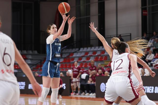 (251113) -- LJUBLJANA, Nov. 13, 2025 (Xinhua) -- Eva Lisec of Slovenia (L) shoots during the FIBA Women's EuroBasket 2027 Qualifiers match between Slovenia and Latvia in Ljubljana, Slovenia, Nov. 12, 2025. (Photo by Zeljko Stevanic/Xinhua)
