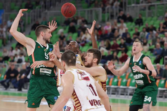 (251113) -- LJUBLJANA, Nov. 13, 2025 (Xinhua) -- Aleksej Nikolic (1st L) of Cedevita Olimpija Ljubljana passes the ball during the BKT Eurocup 2025/26 regular season match between Cedevita Olimpija Ljubljana and Umana Reyer Venice in Ljubljana, Slovenia, Nov. 12, 2025. (Photo by Zeljko Stevanic/Xinhua)