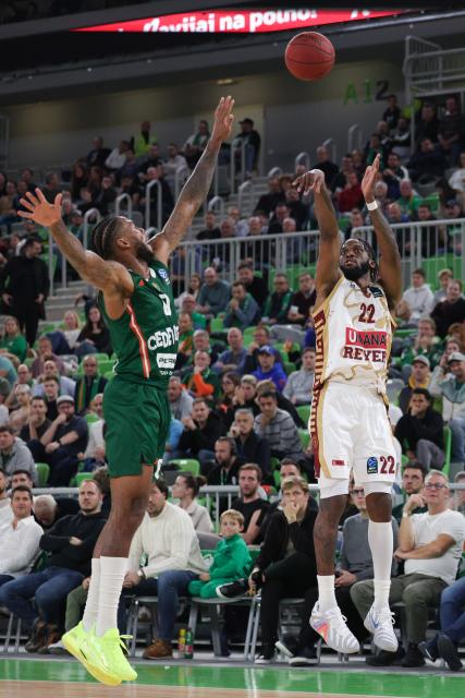(251113) -- LJUBLJANA, Nov. 13, 2025 (Xinhua) -- Jordan Parks (R) of Umana Reyer Venice shoots during the BKT Eurocup 2025/26 regular season match between Cedevita Olimpija Ljubljana and Umana Reyer Venice in Ljubljana, Slovenia, Nov. 12, 2025. (Photo by Zeljko Stevanic/Xinhua)