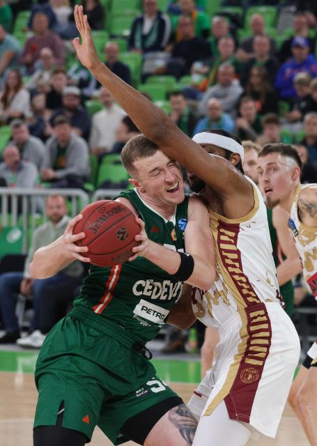 (251113) -- LJUBLJANA, Nov. 13, 2025 (Xinhua) -- Thomas Kennedy (L) of Cedevita Olimpija Ljubljana competes during the BKT Eurocup 2025/26 regular season match between Cedevita Olimpija Ljubljana and Umana Reyer Venice in Ljubljana, Slovenia, Nov. 12, 2025. (Photo by Zeljko Stevanic/Xinhua)