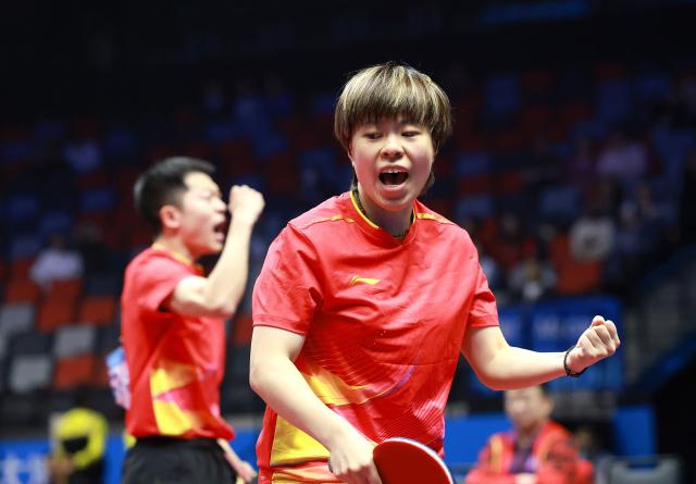 (251113) -- MACAO, Nov. 13, 2025 (Xinhua) -- Yuan Licen/Wang Yidi (front) celebrate scoring during the table tennis mixed doubles semifinal match between Lin Gaoyuan/Liu Shiwen of Guangdong and Yuan Licen/Wang Yidi of Liaoning at China's 15th National Games in Macao, south China, Nov. 13, 2025. (Xinhua/Liang Xu)
