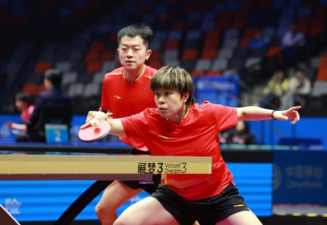 (251113) -- MACAO, Nov. 13, 2025 (Xinhua) -- Yuan Licen/Wang Yidi (front) compete during the table tennis mixed doubles semifinal match between Lin Gaoyuan/Liu Shiwen of Guangdong and Yuan Licen/Wang Yidi of Liaoning at China's 15th National Games in Macao, south China, Nov. 13, 2025. (Xinhua/Liang Xu)