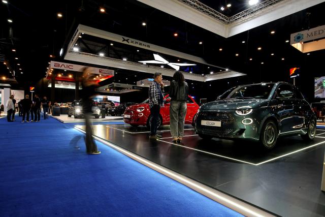 (251113) -- BEIRUT, Nov. 13, 2025 (Xinhua) -- People visit the third edition of the e-Motor Show Middle East in Beirut, Lebanon, Nov. 12, 2025.
  The 7-day expo, which kicked off here on Tuesday, showcases the latest electric and hybrid vehicles from leading automotive brands, along with cutting-edge e-mobility and smart-mobility solutions. (Xinhua/Bilal Jawich)