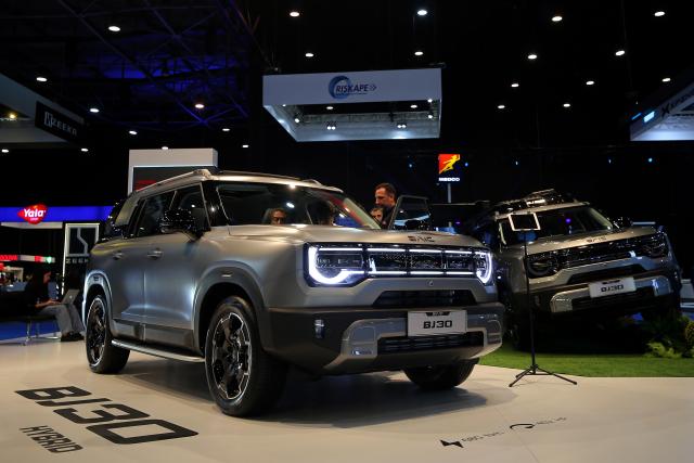 (251113) -- BEIRUT, Nov. 13, 2025 (Xinhua) -- People visit the third edition of the e-Motor Show Middle East in Beirut, Lebanon, Nov. 12, 2025.
  The 7-day expo, which kicked off here on Tuesday, showcases the latest electric and hybrid vehicles from leading automotive brands, along with cutting-edge e-mobility and smart-mobility solutions. (Xinhua/Bilal Jawich)