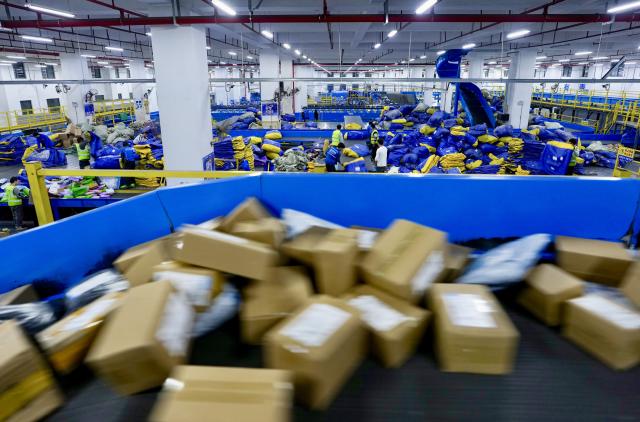 (251113) -- BEIJING, Nov. 13, 2025 (Xinhua) -- Staff members sort parcels at a management center of ZTO Express in Helan County, Yinchuan, northwest China's Ningxia Hui Autonomous Region, Nov. 11, 2025.
  Logistics enterprises in Yinchuan worked at full capacity on Tuesday as the "Double Eleven" online shopping festival entered its peak. (Xinhua/Yang Zhisen)