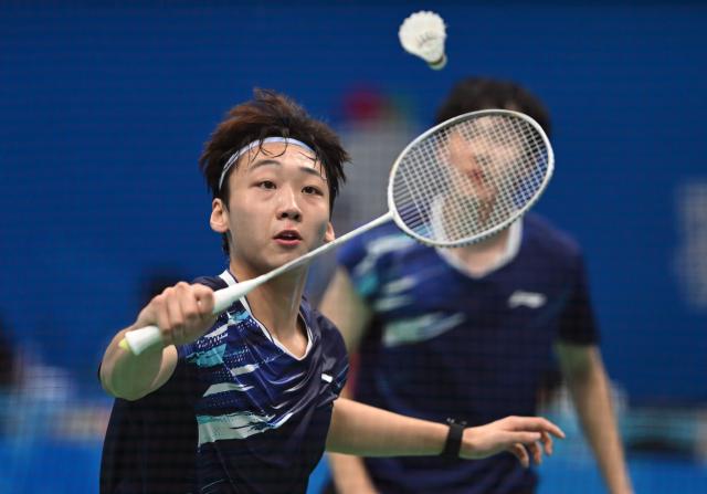 (251113) -- SHENZHEN, Nov. 13, 2025 (Xinhua) -- Wang Xiaokai (L)/Xiao Songyuan of Beijing compete against Zhou Chuanyou/Wang Xinran of Sichuan during the U18 men's team bronze medal match of badminton between Beijing and Sichuan at China's 15th National Games in Shenzhen, south China's Guangdong Province, Nov. 13, 2025. (Xinhua/Li Ziheng)