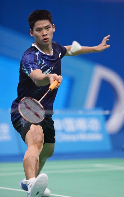 (251113) -- SHENZHEN, Nov. 13, 2025 (Xinhua) -- Li Zhihang of Beijing competes against Bai Jiajun of Sichuan during the U18 men's team bronze medal match of badminton between Beijing and Sichuan at China's 15th National Games in Shenzhen, south China's Guangdong Province, Nov. 13, 2025. (Xinhua/Li Ziheng)
