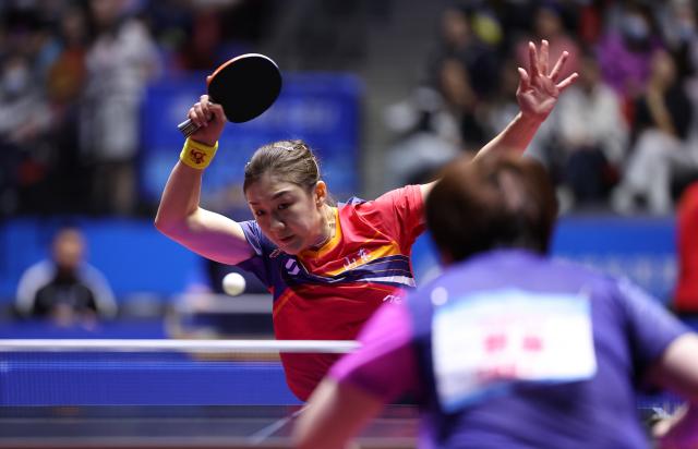 (251113) -- MACAO, Nov. 13, 2025 (Xinhua) -- Chen Meng (L) hits a return during the table tennis women's singles quarterfinal match between Kuai Man of Jiangsu and Chen Meng of Shandong at China's 15th National Games in Macao, south China, Nov. 13, 2025. (Xinhua/Chen Bin)