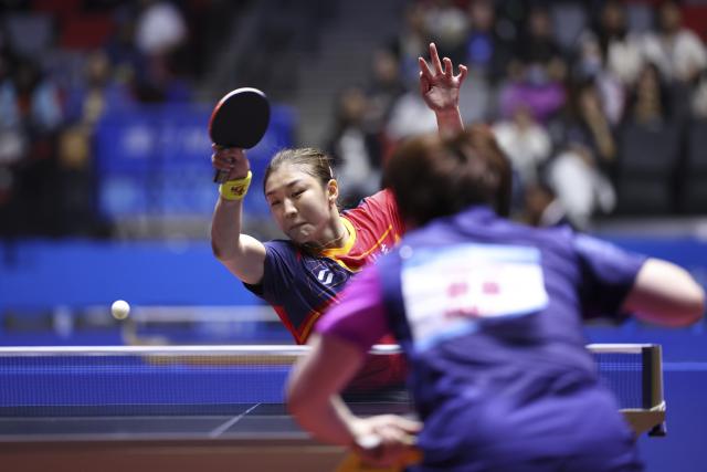 (251113) -- MACAO, Nov. 13, 2025 (Xinhua) -- Chen Meng (L) hits a return during the table tennis women's singles quarterfinal match between Kuai Man of Jiangsu and Chen Meng of Shandong at China's 15th National Games in Macao, south China, Nov. 13, 2025. (Xinhua/Chen Bin)