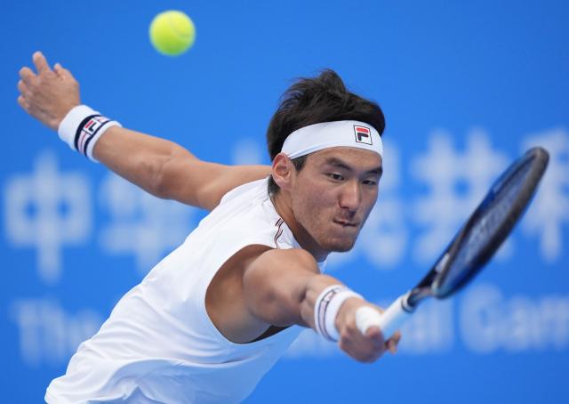 (251113) -- HENGQIN, Nov. 13, 2025 (Xinhua) -- Bu Yunchaokete hits a return during the men's singles first round match of tennis between Bu Yunchaokete of Zhejiang and Sun Qian of Jiangsu at China's 15th National Games in Hengqin, south China's Guangdong Province, Nov. 13, 2025. (Xinhua/Yan Linyun)