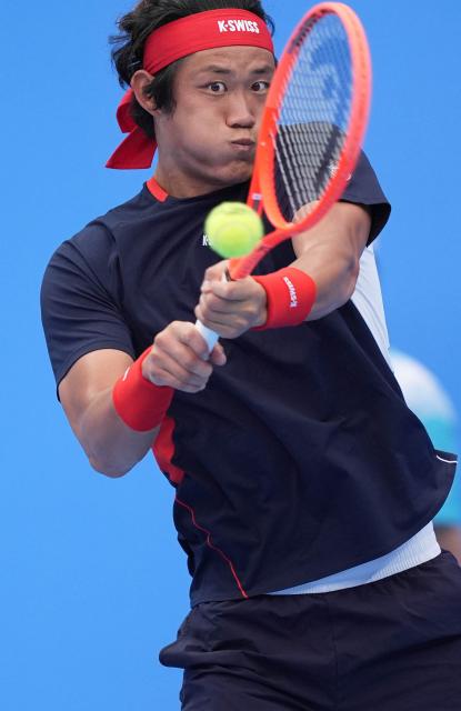 (251113) -- HENGQIN, Nov. 13, 2025 (Xinhua) -- Zhang Zhizhen hits a return during the men's singles first round match of tennis between Zhang Zhizhen of Shanghai and Zhou Mingzhou of Hunan at China's 15th National Games in Hengqin, south China's Guangdong Province, Nov. 13, 2025. (Xinhua/Yan Linyun)