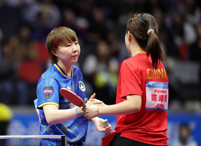 (251113) -- MACAO, Nov. 13, 2025 (Xinhua) -- Zhu Yuling (L) shakes hands with Chen Xingtong after the table tennis women's singles quarterfinal match between Zhu Yuling of Macao and Chen Xingtong of Liaoning at China's 15th National Games in Macao, south China, Nov. 13, 2025. (Xinhua/Liang Xu)