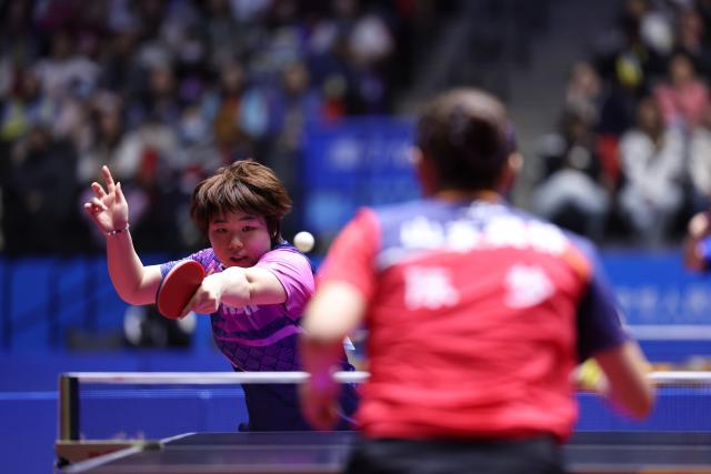 (251113) -- MACAO, Nov. 13, 2025 (Xinhua) -- Kuai Man (L) hits a return during the table tennis women's singles quarterfinal match between Kuai Man of Jiangsu and Chen Meng of Shandong at China's 15th National Games in Macao, south China, Nov. 13, 2025. (Xinhua/Chen Bin)